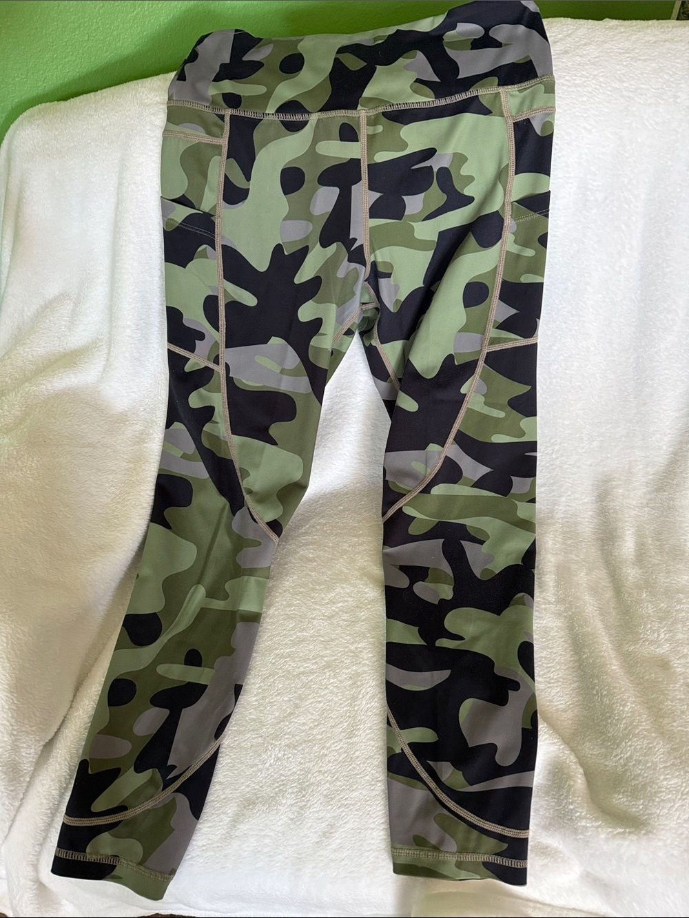 ZYIA Green & Black Camo Leggings